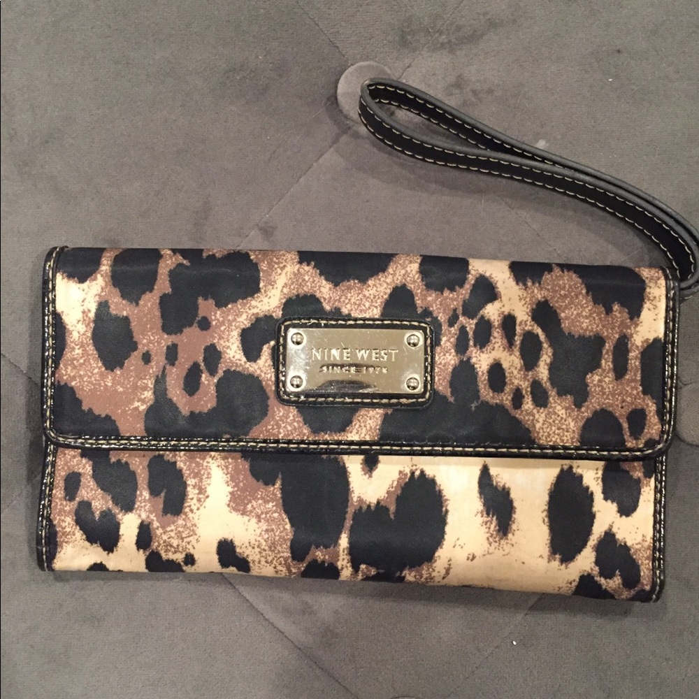 😍 Nine West leopard print wristlet wallet 😍
